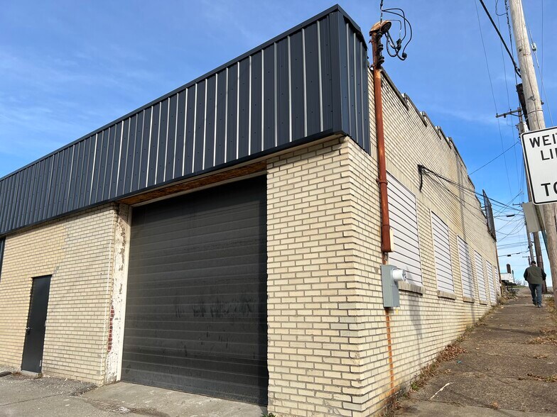 More Photos Of 537 Lincoln Hwy, East McKeesport Storefront For Sale