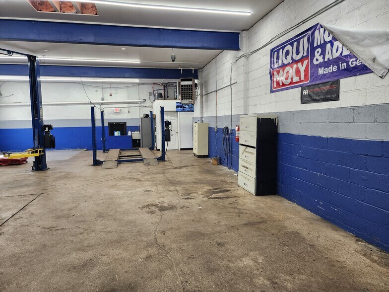 More Photos Of 260 Green St, South Hackensack Truck Terminal For Lease