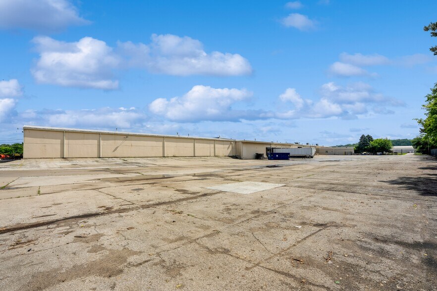 More Photos Of 2301 Fleur Dr, Des Moines Warehouse For Lease
