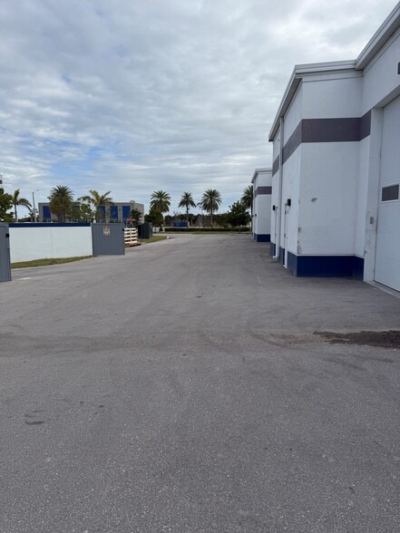 More Photos Of 16360 Innovation Ln, Fort Myers Showroom For Lease