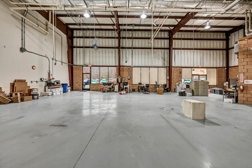 More Photos Of 1087 Federal Rd, Brookfield Warehouse For Lease