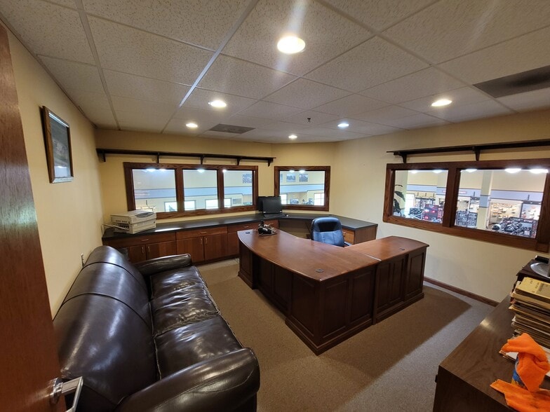 More Photos Of 1021 Goldenbelt Blvd, Junction City Auto Dealership For Sale