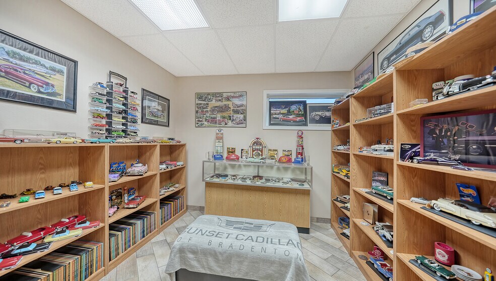 More Photos Of 2111 Whitfield Park Dr, Sarasota Showroom For Sale