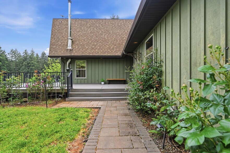 More Photos Of 19231 NE Fairview Dr, Dundee Flex For Sale