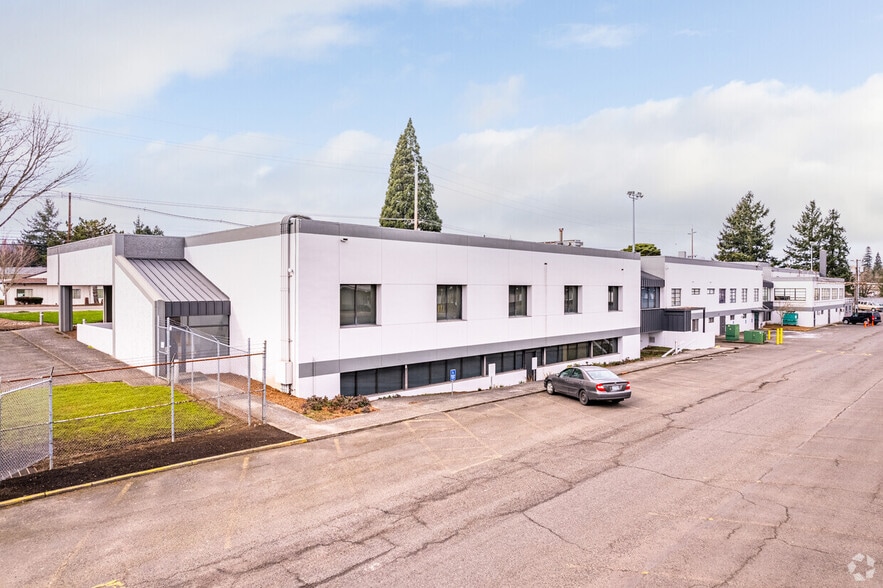 More Photos Of 6433 SE Lake Rd, Portland Distribution For Lease