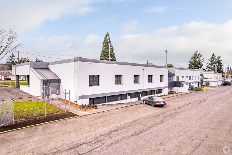 More Photos Of 6433 SE Lake Rd, Portland Distribution For Lease
