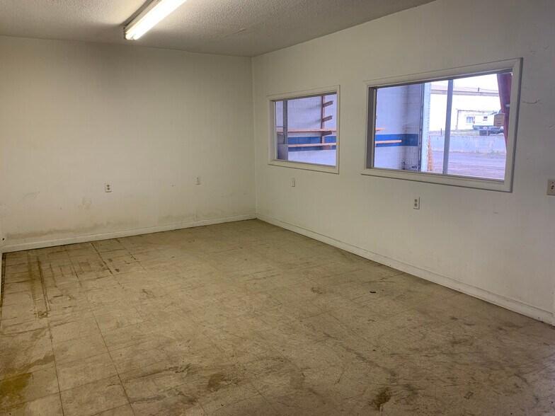 More Photos Of 21 Dons Way, Blackfoot Industrial For Lease