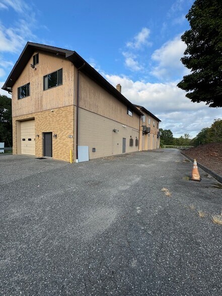 More Photos Of 8 Maple Dr, Monroe Warehouse For Lease
