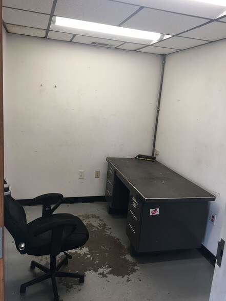 More Photos Of 914 W Main St, Cabot Auto Repair For Lease