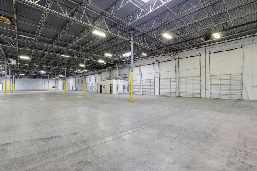 More Photos Of 13755-13775 Benchmark Dr, Farmers Branch Warehouse For Lease