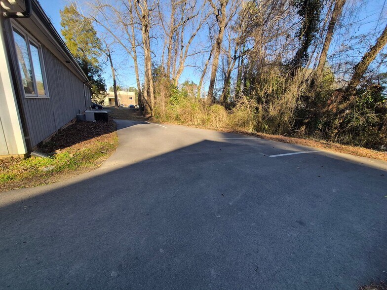 More Photos Of 1600 Elm St, Sanford Office For Lease