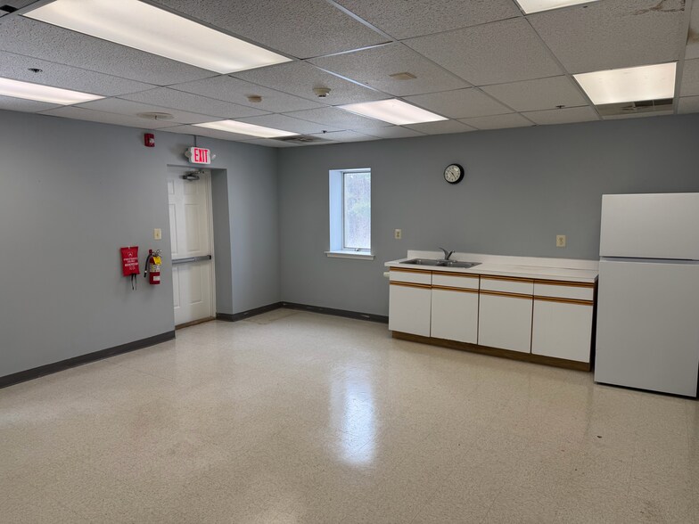 More Photos Of 660 Tower Ln, West Chester Manufacturing For Sale