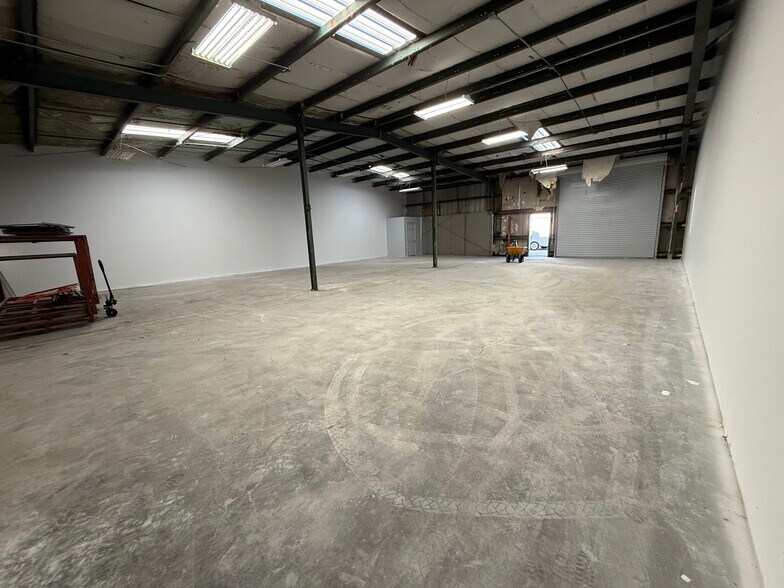 More Photos Of 11881 N 44th St, Clearwater Warehouse For Lease