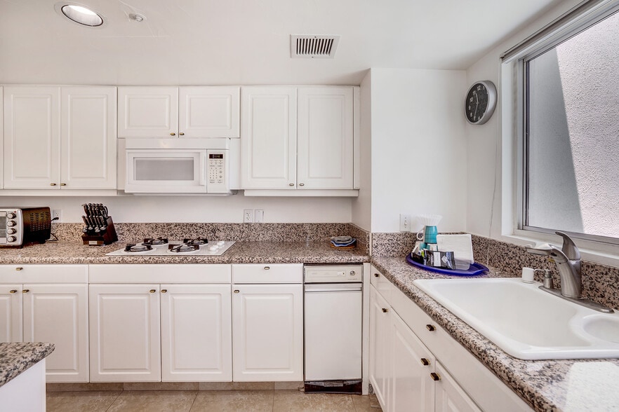 More Photos Of 67590 Jones Rd, Cathedral City Hotel For Sale