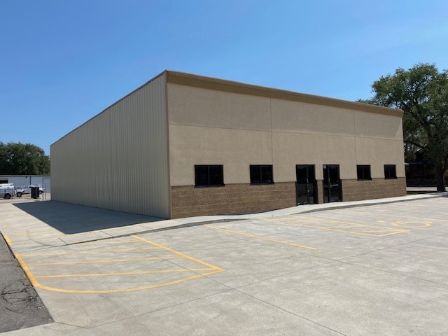 More Photos Of 206 N West St, Wichita Industrial For Lease