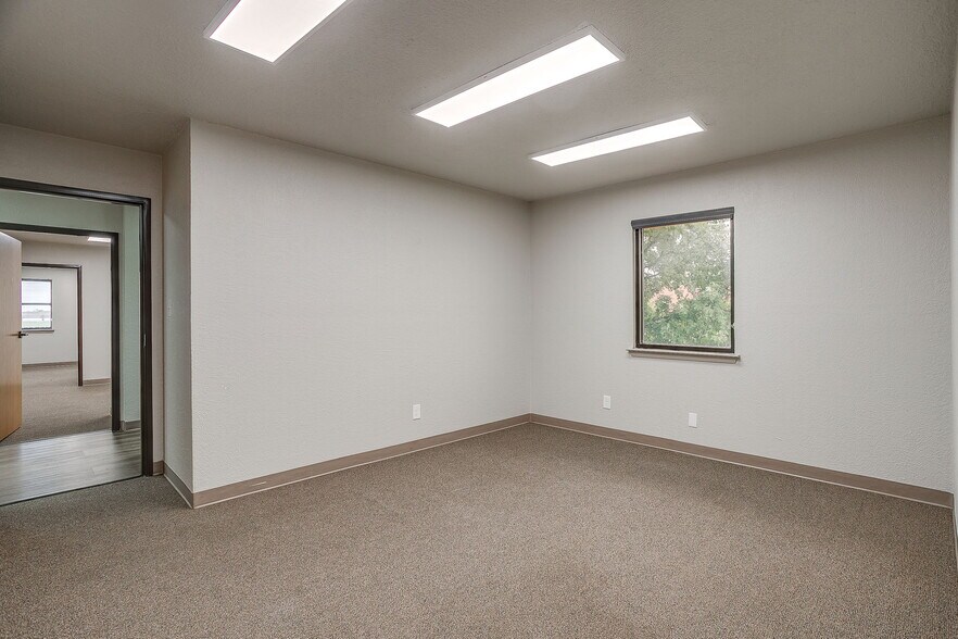 More Photos Of 2030 S Las Vegas Trl, White Settlement Office For Sale