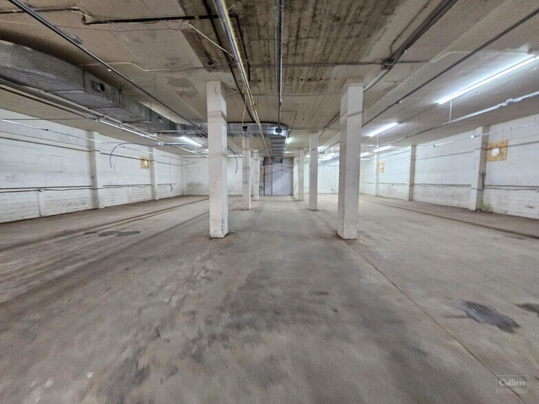 More Photos Of 36 Winnipeg Rd, Clinton Warehouse For Lease