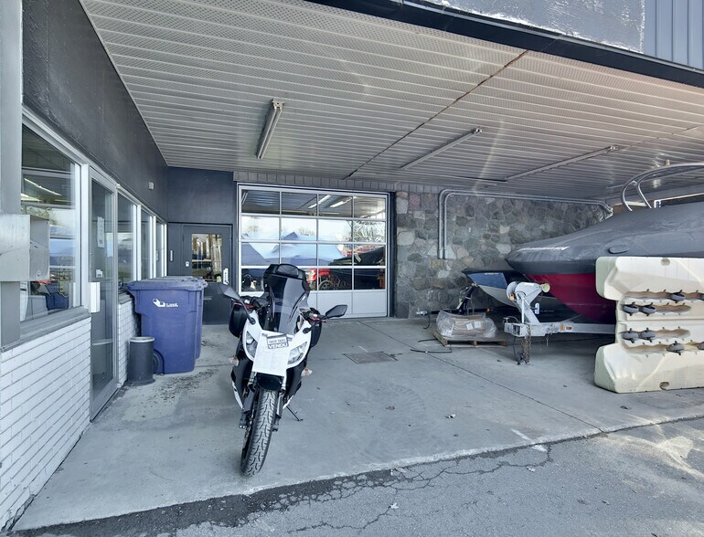 More Photos Of 700 Boul Des Laurentides, Laval Industrial For Lease