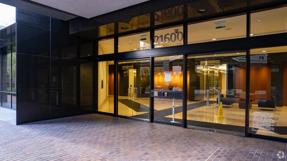 More Photos Of 21600 Oxnard St, Woodland Hills Office For Lease