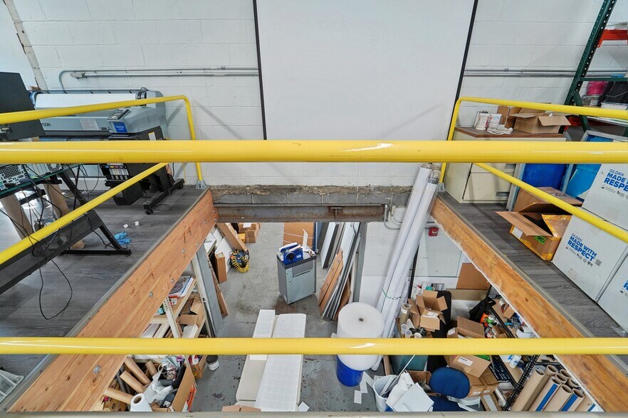 More Photos Of 593-595 New York Ave, Lyndhurst Light Manufacturing For Lease