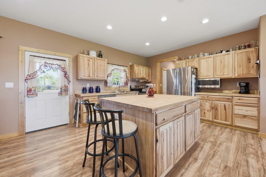 More Photos Of 126 S Berlin Rd, Brenham Specialty For Sale