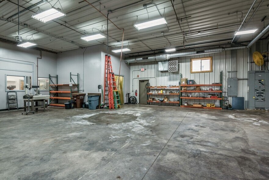 More Photos Of 114 Thomas Cir, Monticello Warehouse For Lease