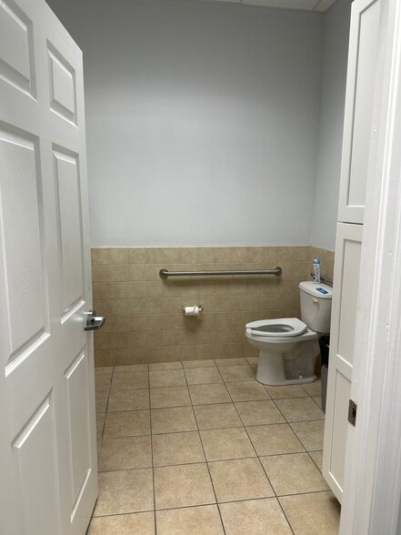 More Photos Of 4610-4630 Eagle Falls Pl, Tampa Warehouse For Lease