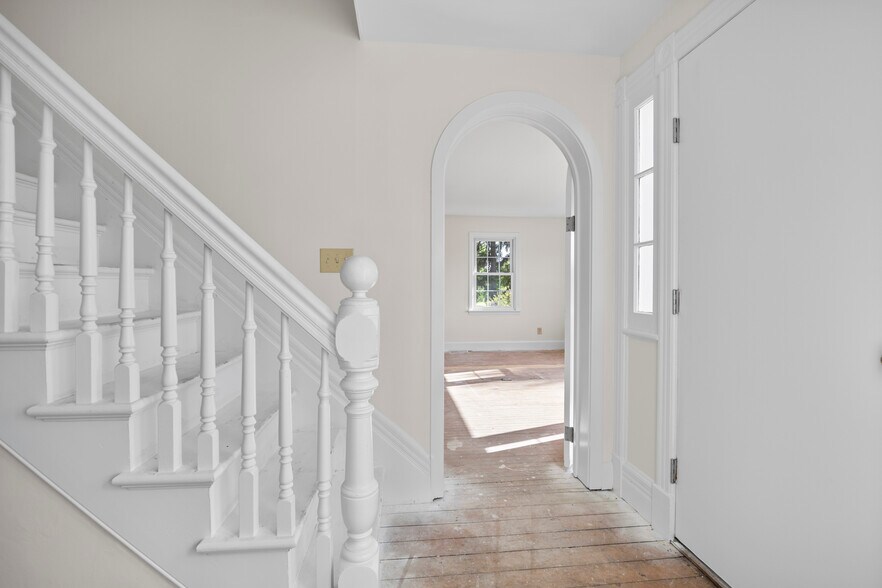 More Photos Of 267 Wolf Rd, Latham Office For Lease