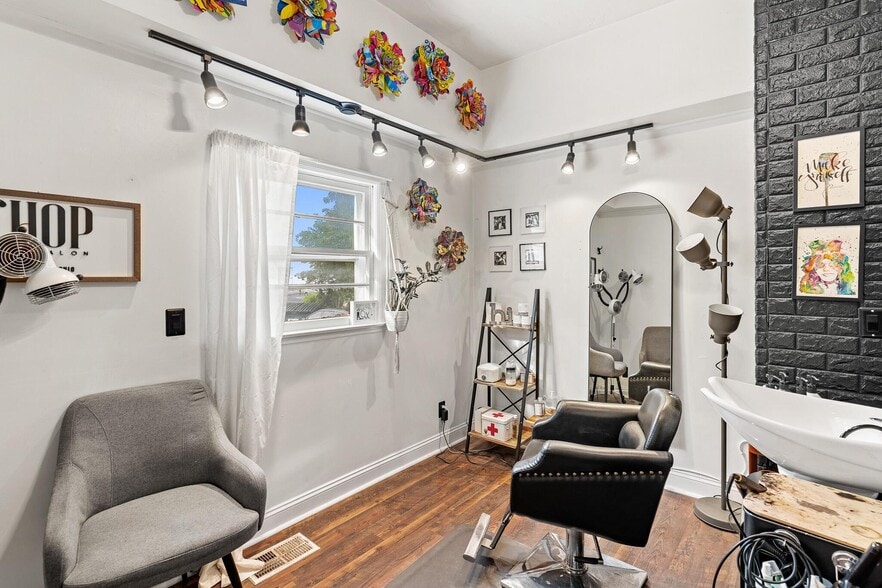 More Photos Of 1550 Lewis Center Rd, Lewis Center Freestanding For Sale