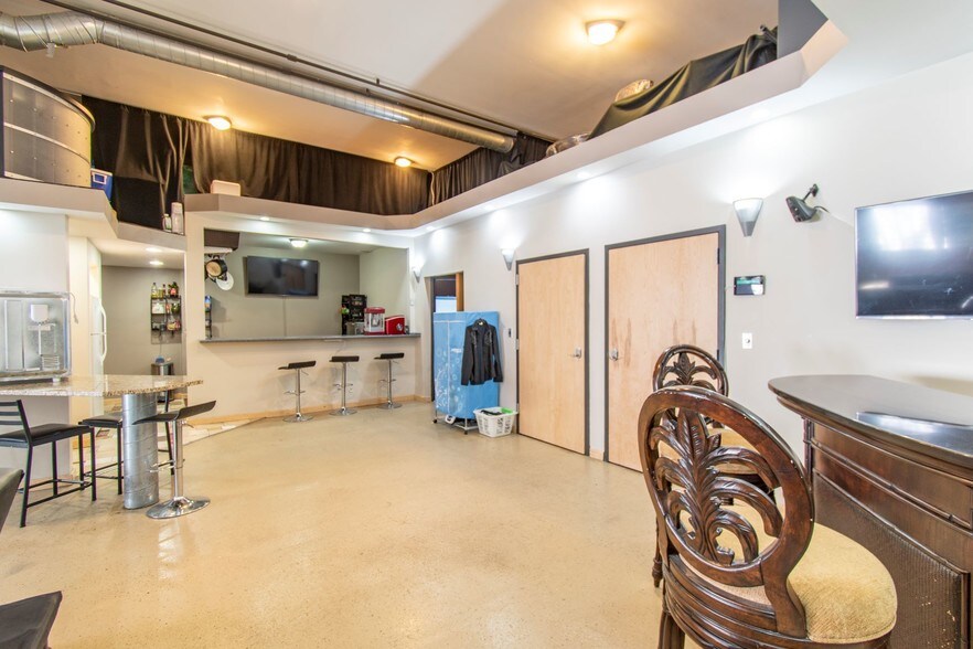 More Photos Of 1715 Church St, Evanston Office For Lease