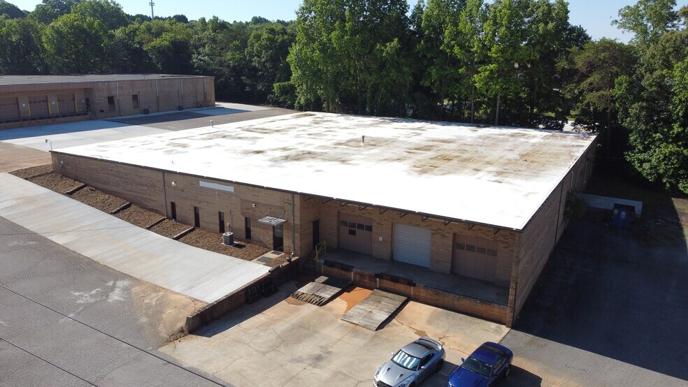 More Photos Of 3340 20th Ave SE, Newton Warehouse For Lease