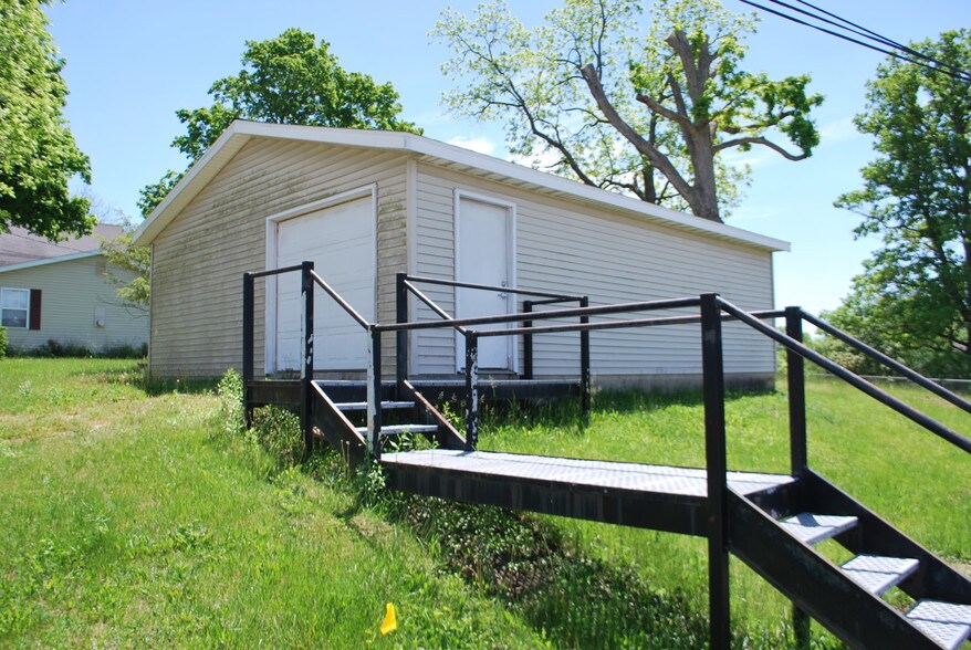 More Photos Of 801 S Walnut St, Hartford City Freestanding For Sale