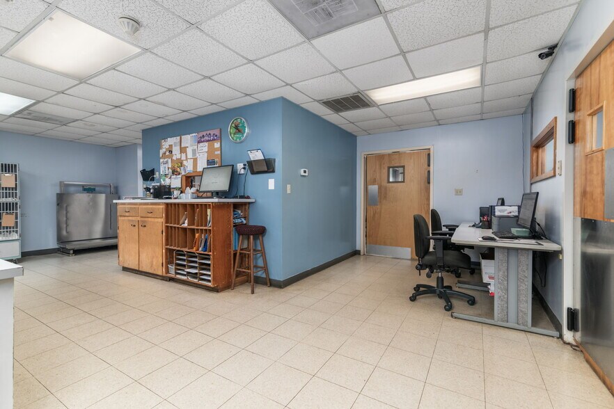 More Photos Of 3431 Waterlick Rd, Lynchburg Veterinarian Kennel For Sale
