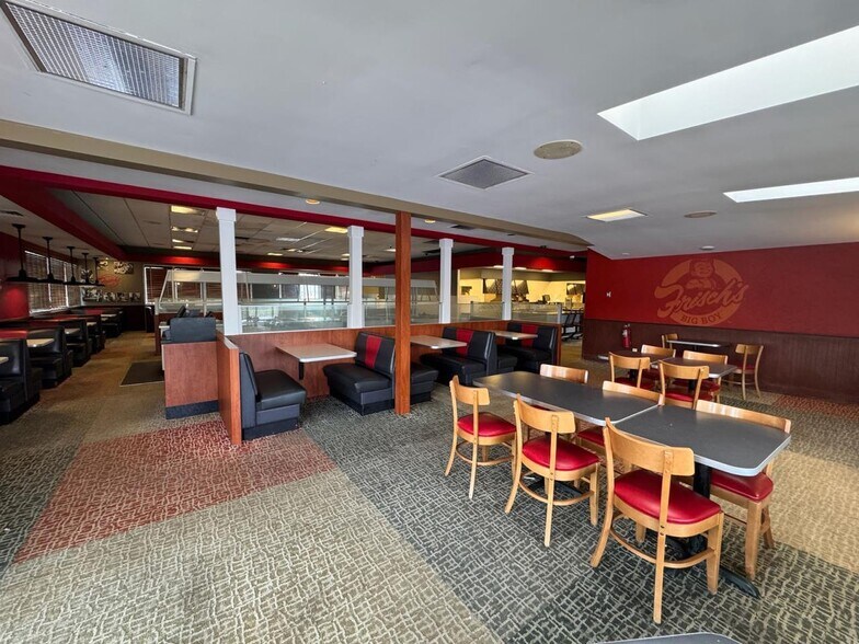 More Photos Of 4765 Montgomery Rd, Cincinnati Restaurant For Sale