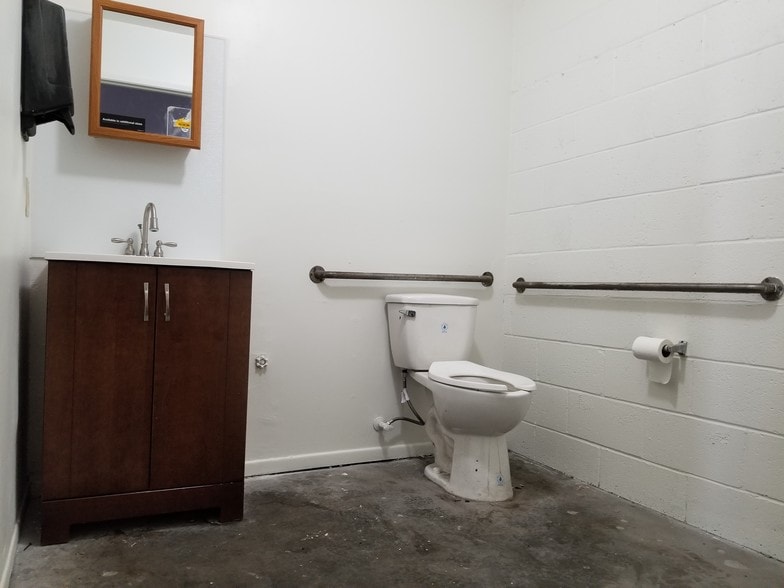 More Photos Of 10702 Magnolia Blvd, North Hollywood Auto Repair For Lease