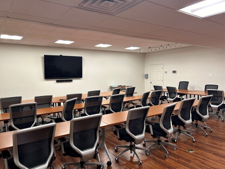 More Photos Of 3020 20th St, Metairie Office For Sale