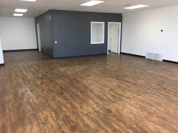 More Photos Of 2006 50th St, Lubbock Flex For Lease