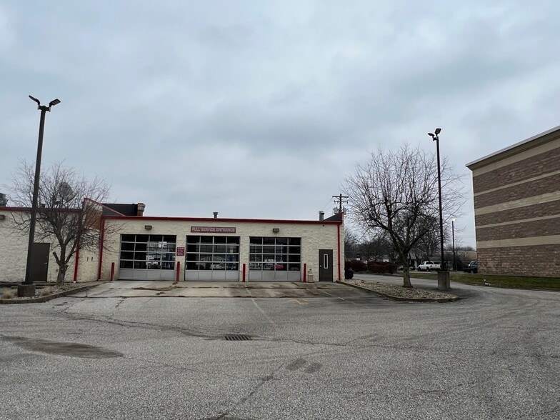 More Photos Of 560 N State Road 135, Greenwood Service Station For Lease