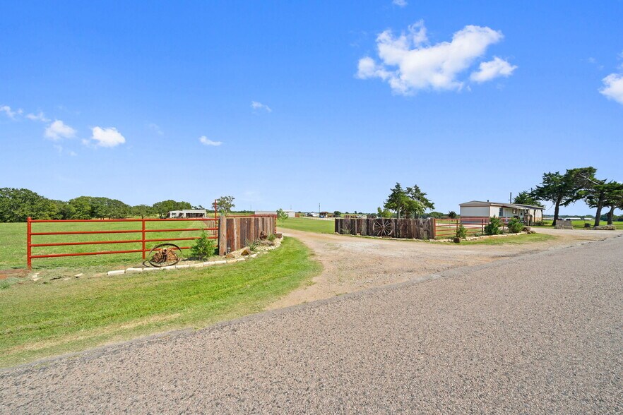 More Photos Of 204 County Road 107, Whitesboro Horse Stables For Sale