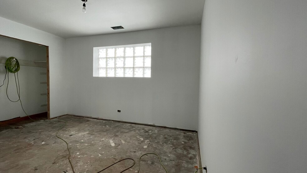 More Photos Of 855 W Northwest Hwy, Palatine Freestanding For Sale