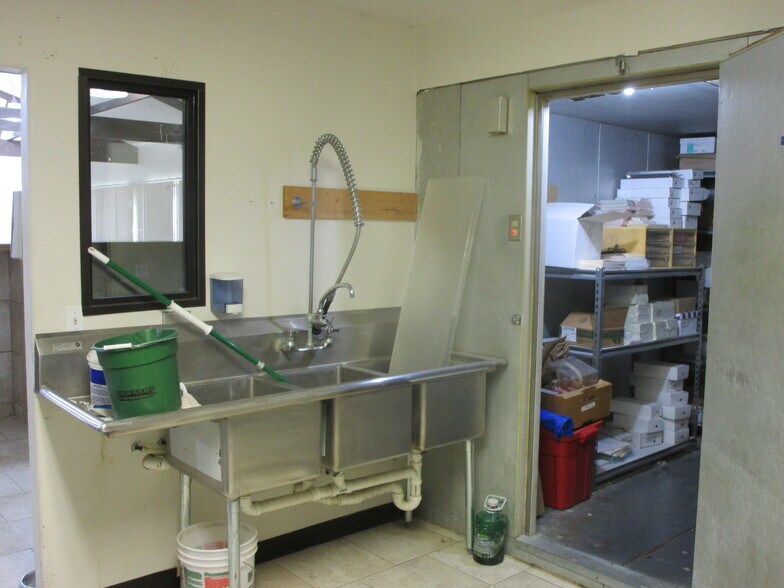 More Photos Of 2006 E Schulman Ave, Garden City General Retail For Lease