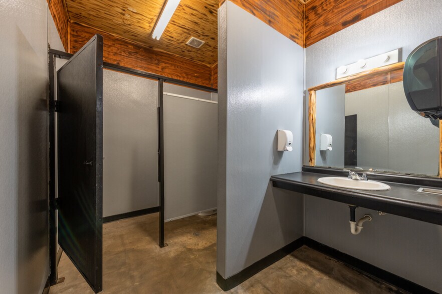 More Photos Of 1402 Old Iowa Park, Wichita Falls Specialty For Lease