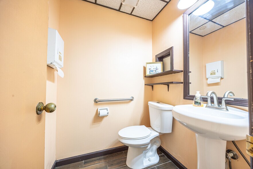 More Photos Of 1226 SW Main Blvd, Lake City Medical For Sale