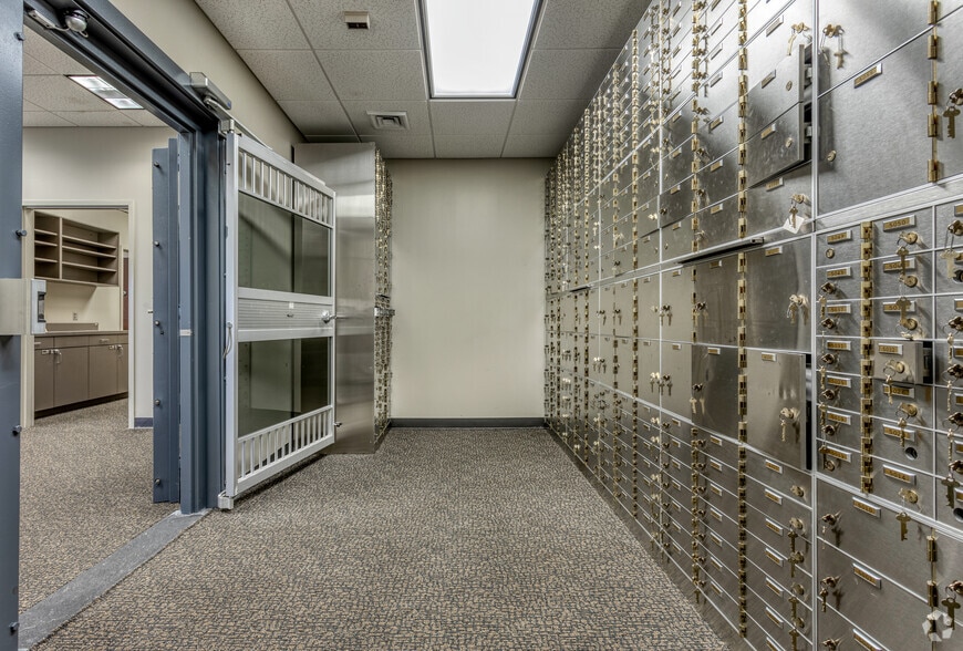 More Photos Of 5252 Ehrlich Rd, Tampa Bank For Lease