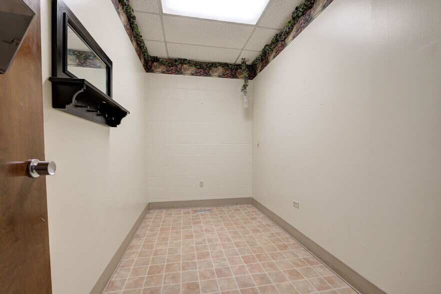 More Photos Of 1212 S Air Depot Blvd, Oklahoma City Office For Sale