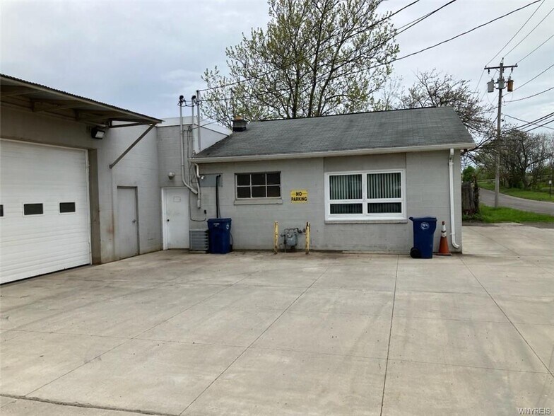 More Photos Of 2543 Seneca Ave, Niagara Falls Manufacturing For Sale