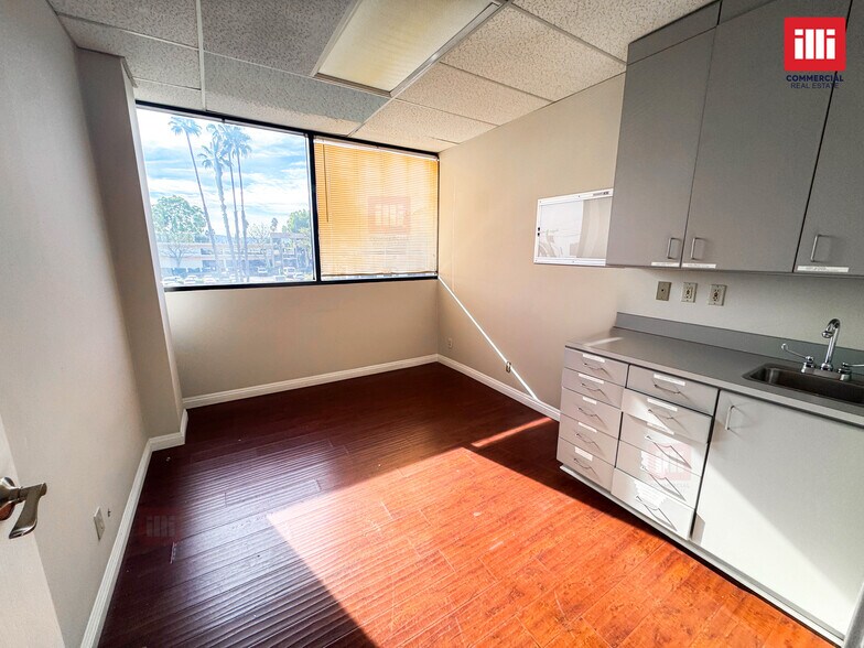 More Photos Of 18515-18549 Roscoe Blvd, Northridge Office For Lease