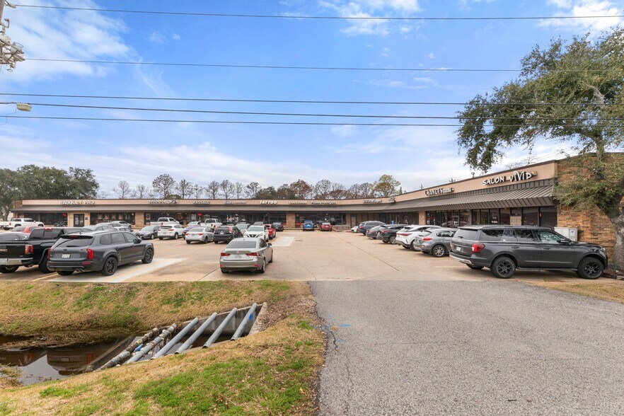 More Photos Of 16912-16972 Old Galveston Rd, Webster Unknown For Lease