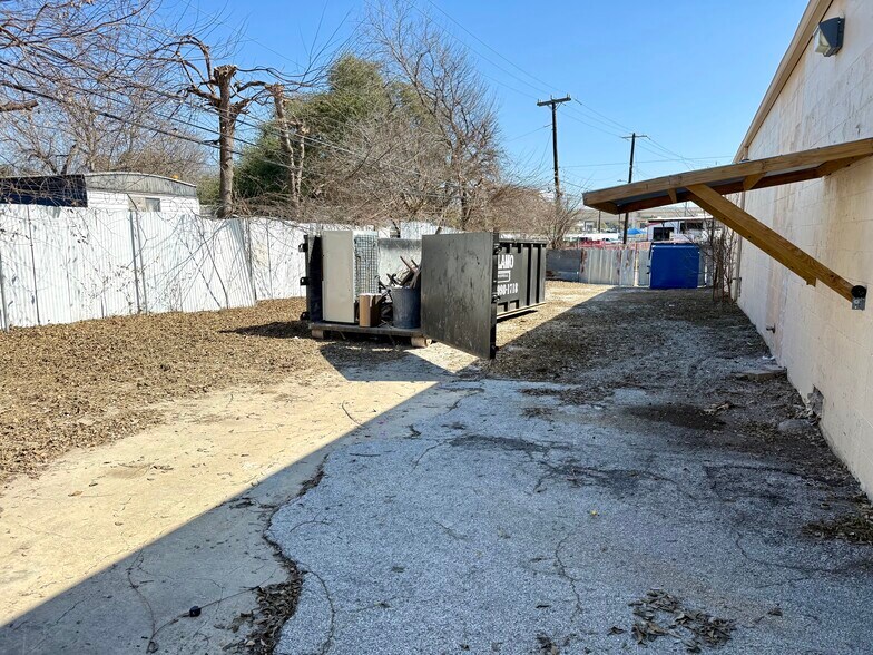 More Photos Of 5703 Kenwick St, San Antonio Warehouse For Lease