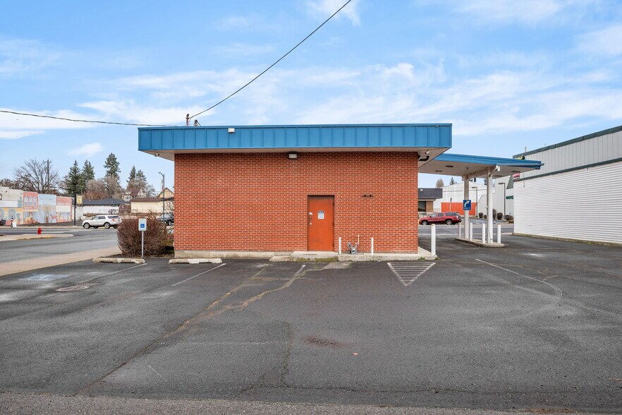 More Photos Of 639 Morgan St, Davenport Bank For Lease